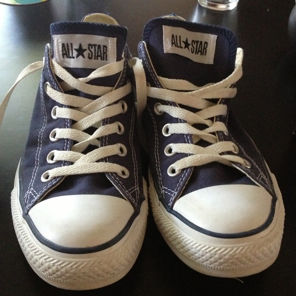 Classic All Star size 9 never worn, in navy blue
