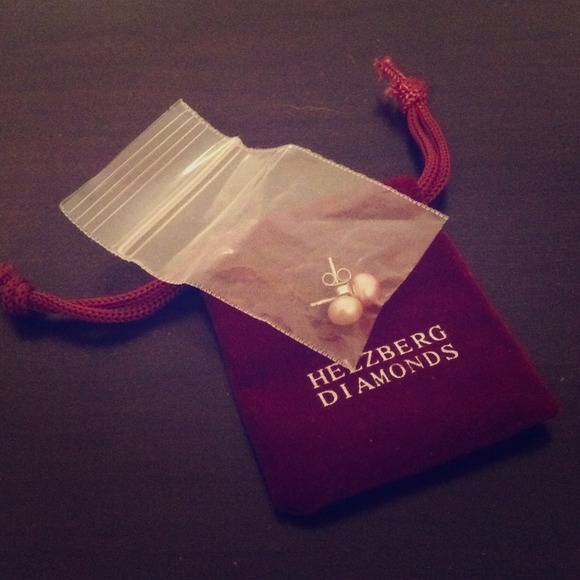 Pearl earrings in PINK! NEW NEVER BEEN WORN