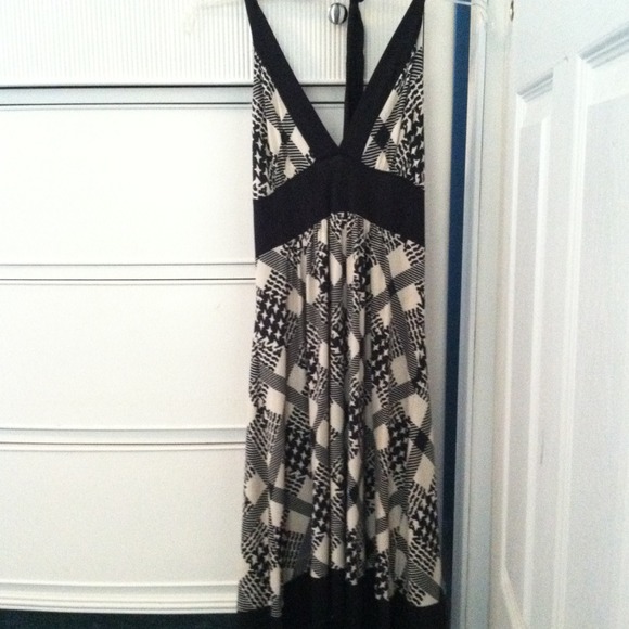 Pretty black and white dress
