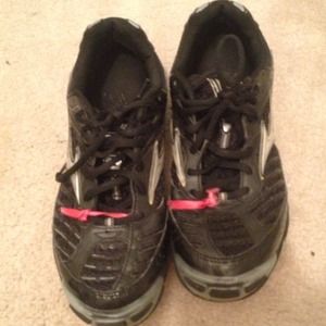 Black Mizuno tennis shoes