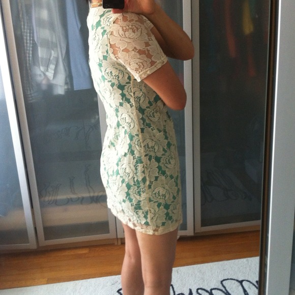 Beautiful lace dress - Picture 2 of 4