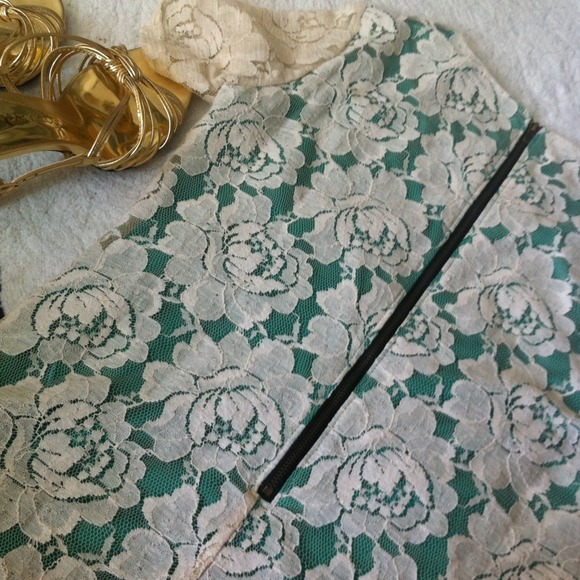 Beautiful lace dress - Picture 3 of 4