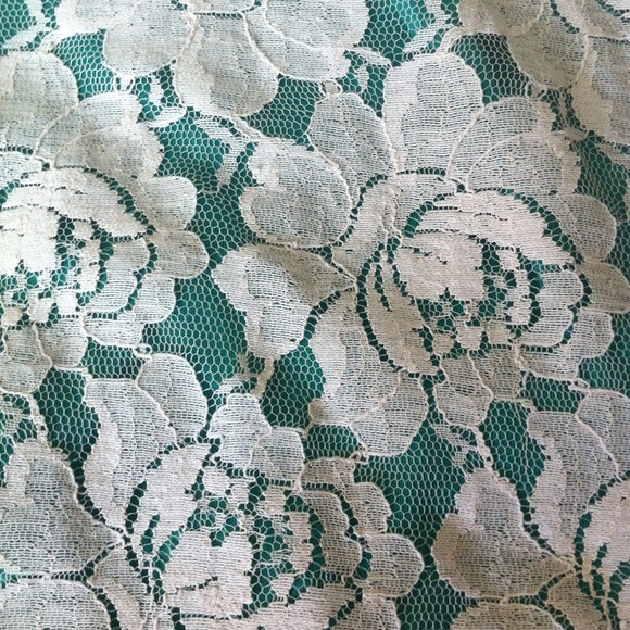 Beautiful lace dress - Picture 4 of 4