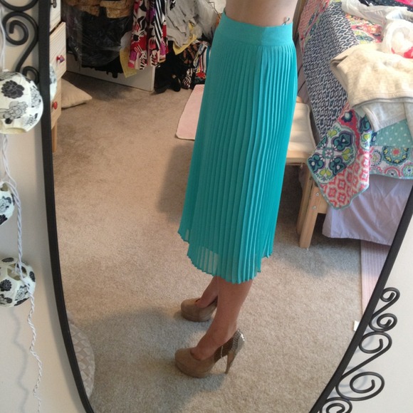 ❗❗SOLD❗❗Turquoise 3/4 pleated skirt - Picture 2 of 3