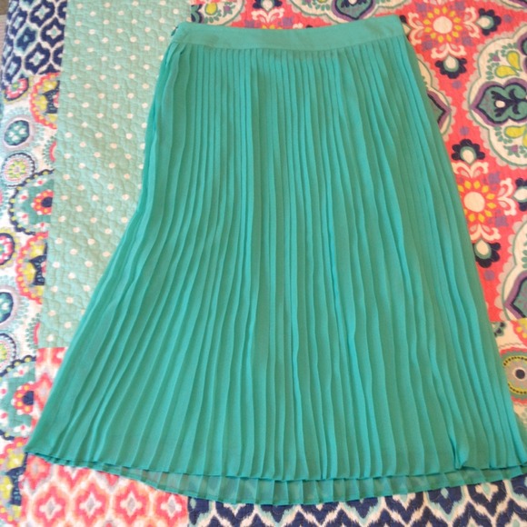 ❗❗SOLD❗❗Turquoise 3/4 pleated skirt - Picture 3 of 3
