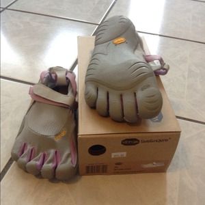 🚫sold locally🚫*not available. Vibram sz 39 KSO