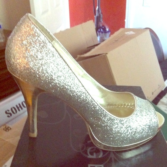 Gold sparkle peep toe heel