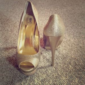 Gold Peep-toe Pumps!! ;)