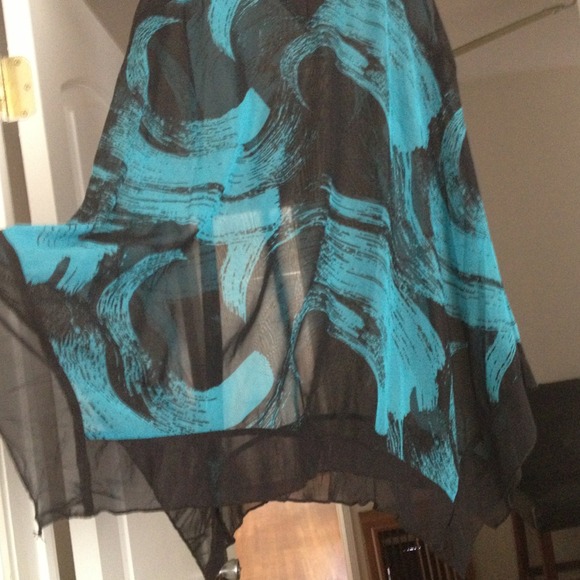 Cute flowy top - Picture 2 of 3