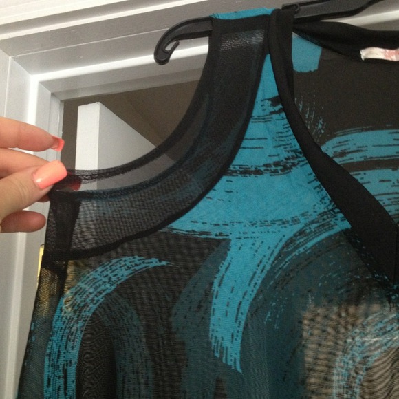 Cute flowy top - Picture 3 of 3