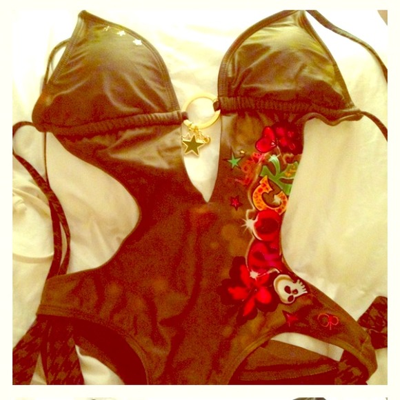 Bathing suit, butterfly clip & she'll hair tie