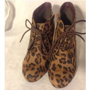 NWOT Breckelle Tova-12 Leopard Lace Up Bootie
