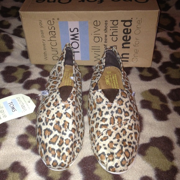 •SOLD IN BUNDLE•Cheetah print Toms