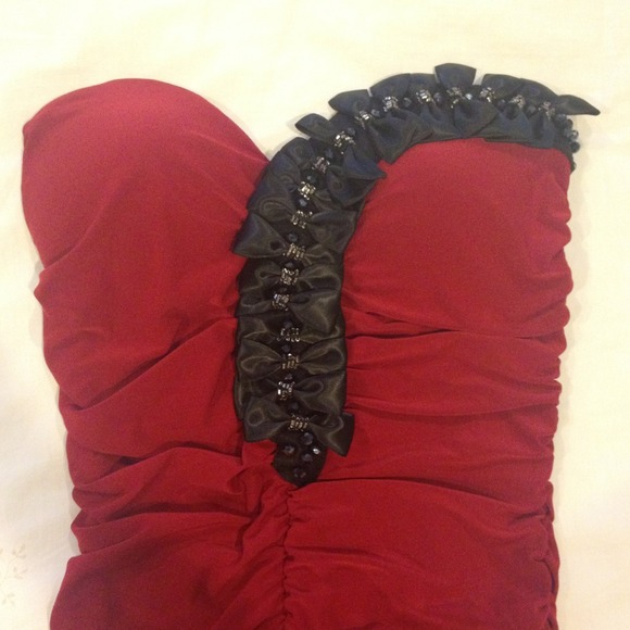 Stunning Strapless Red Dress with Black Bows - Picture 3 of 4