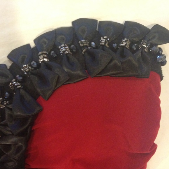 Stunning Strapless Red Dress with Black Bows - Picture 4 of 4