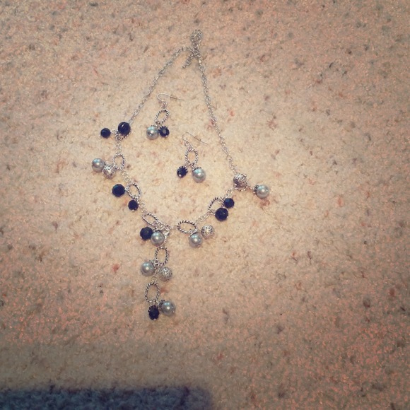 Premier Jewelry Black/silver necklace & earrings