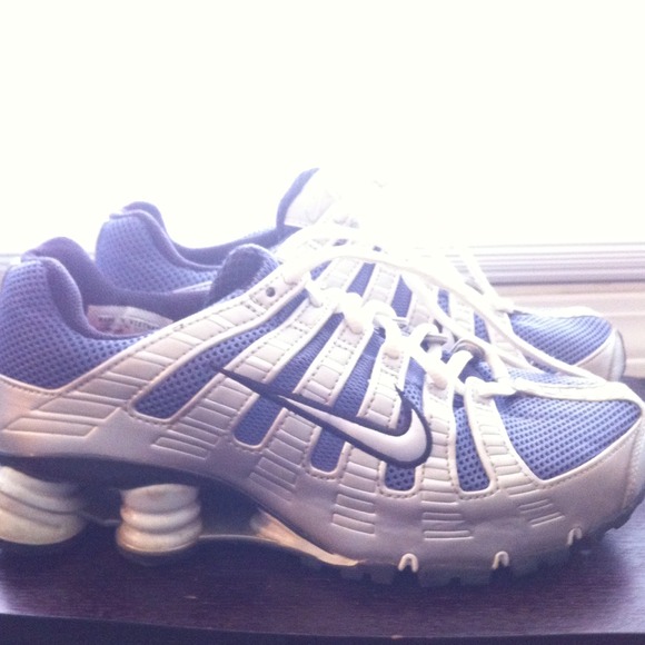 Reserved Women's nike shocks 7.5