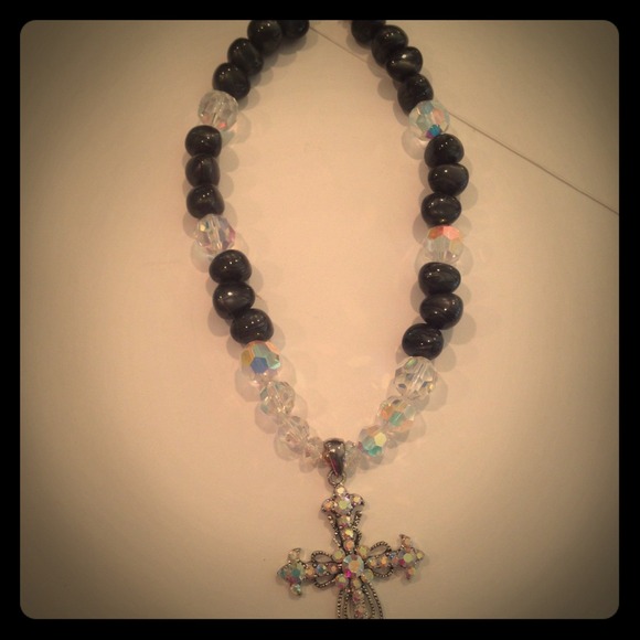 BEADED NECKLACE WITH CRYSTAL CROSS - Picture 1 of 2