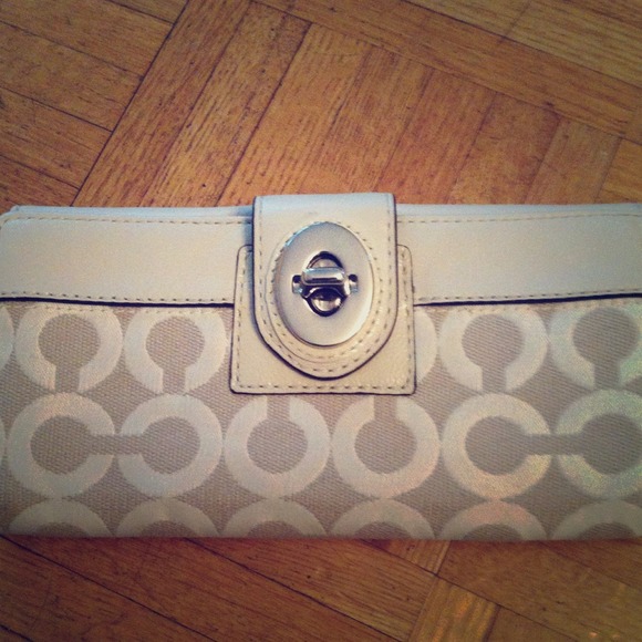 White signature Coach wallet SALE reduced from 155