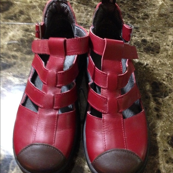 Red leather sandal-shoe w/ brown tips
