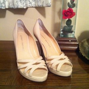 Audrey brook cream 3 in heel