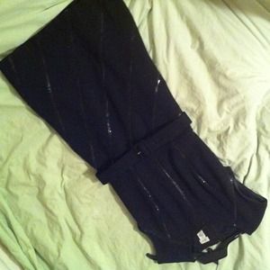 Cache slimming black dress with belt