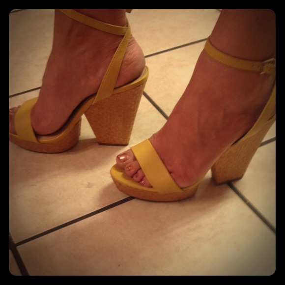 New yellow  Xhilaration wedge heels sz 11