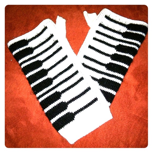 Piano printed arm warmers with thumb insert