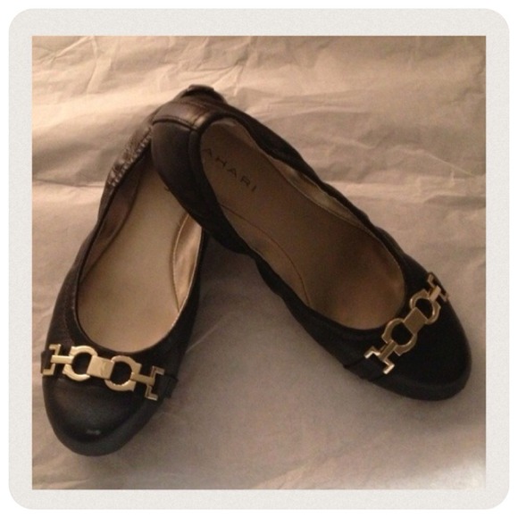⬇️reduced⬇️♠TAHARI Black and gold flats ♣