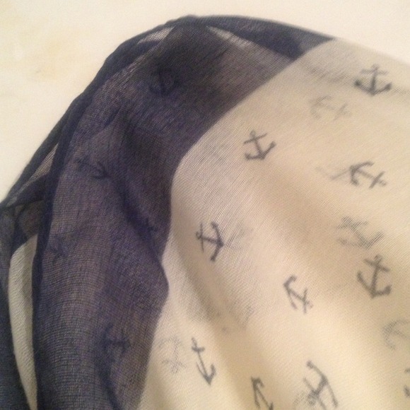 BEAUTIFUL ICING CLAIRE'S SCARF - Picture 2 of 4