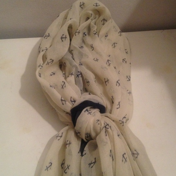 BEAUTIFUL ICING CLAIRE'S SCARF - Picture 3 of 4