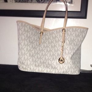 Selling this wonderful bag! Used twice!