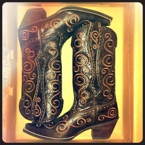 A pair of ariat cowgirl boots!
