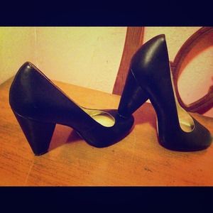 Seychelles Black Classic Pumps