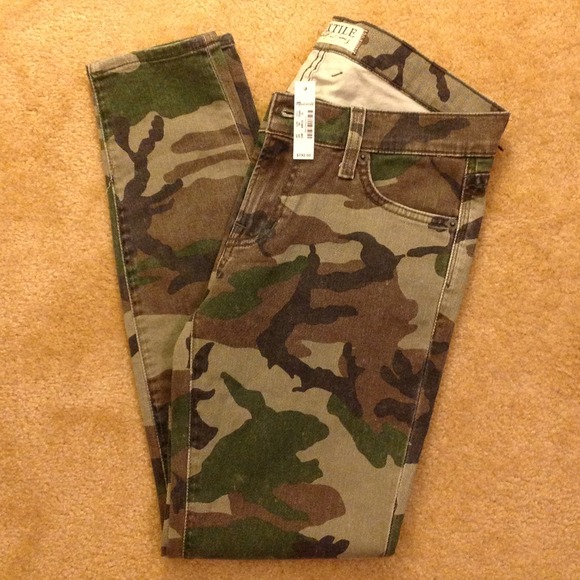 BRAND NEW! Camo denim skinny jeans
