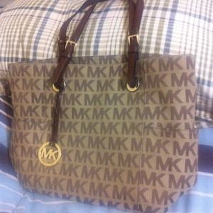 Reserved for Glennys !!Michael kors jet set tote