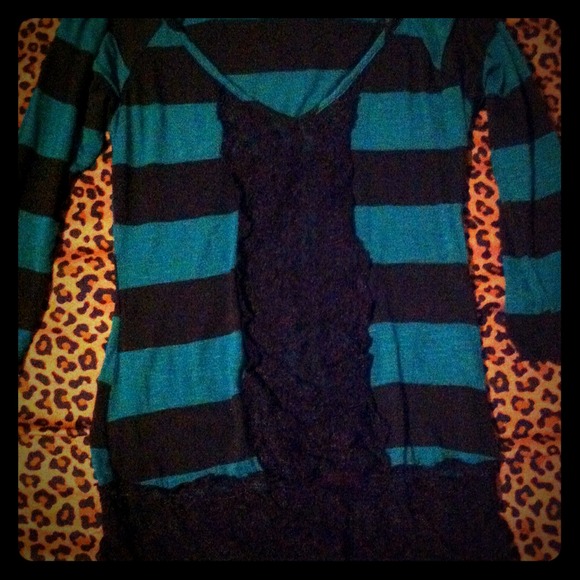 Green & black 3/4 sleeve top. Black lace band😁