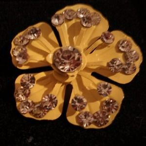 Yellow adjustable flower ring with crystals