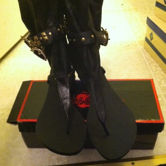 Apple Bottoms black sandals