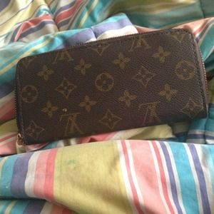 LV wallet no authentic
