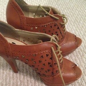 Dark tan vintage Guess heels size 6 1/2