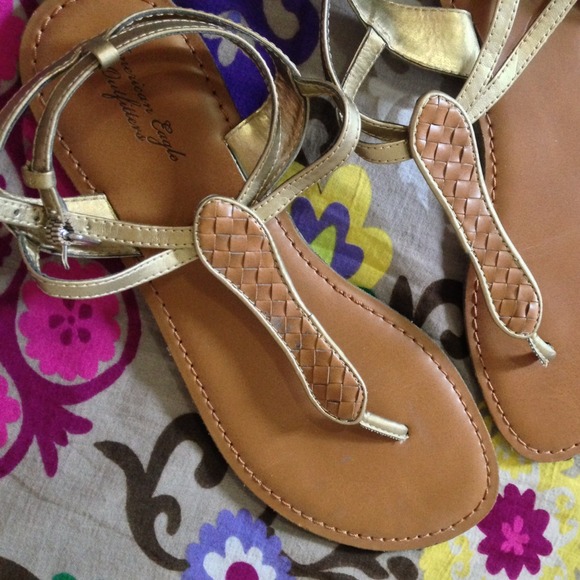 💥SOLD💥American Eagle Gold Brown T-Strap Sandals