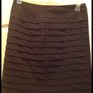 BLACK SKIRT WITH PLEATING.