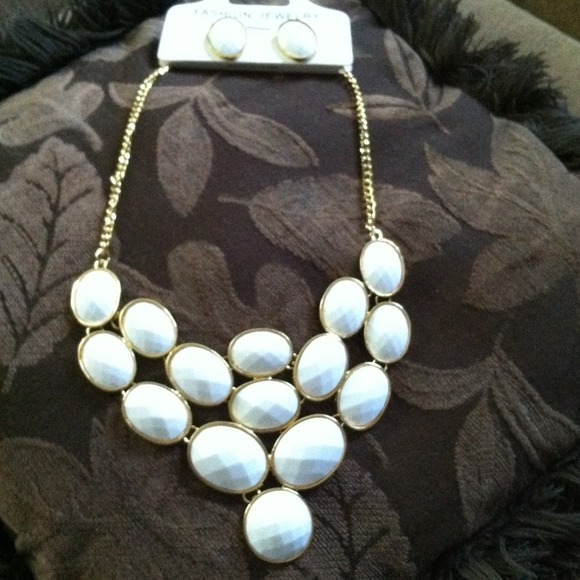 🎈GORGEOUS NECKLACE AND EARRING SET🎈🎈 - Picture 1 of 2