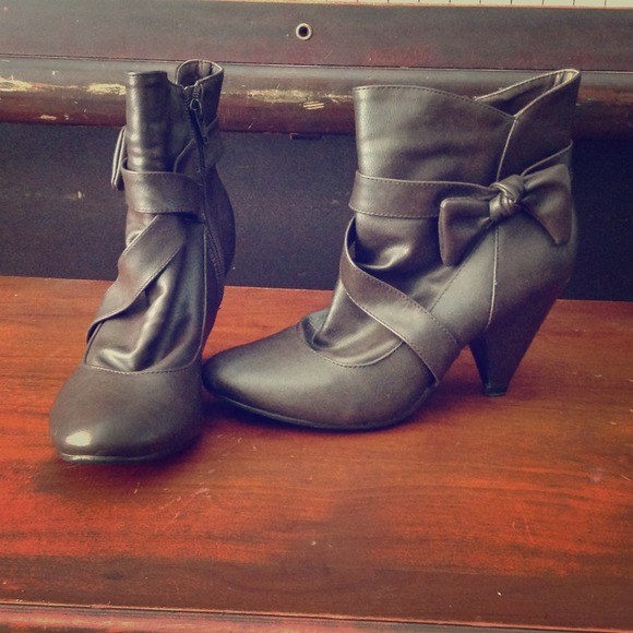 Wetseal  Shoes - NWOT Wetseal Heels