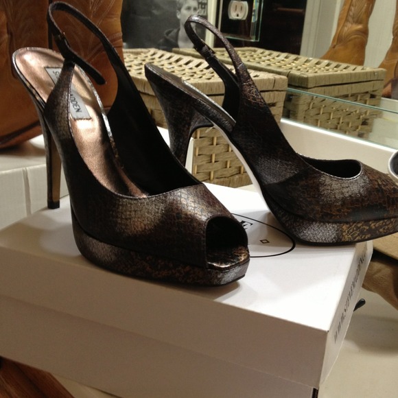 ⚡️reduced again⚡️Steve Madden brown snake 9 heels - Picture 2 of 3