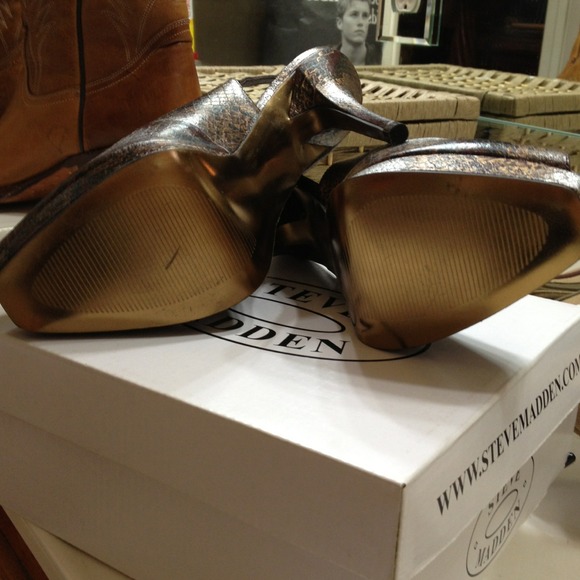 ⚡️reduced again⚡️Steve Madden brown snake 9 heels - Picture 3 of 3