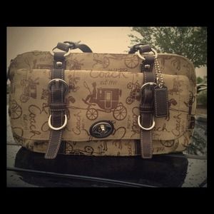 🌟Sold🌟Coach medium purse with shoulder strap