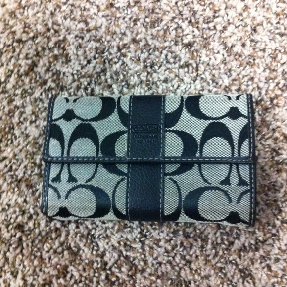 Holdfor @shorty197Classic coach wallet. Used once.