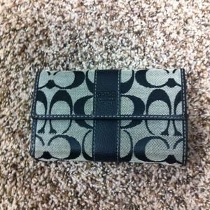Holdfor @shorty197Classic coach wallet. Used once.